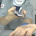 不做死就不會死，日本youtuber挑戰1000度鐵球放掌心
