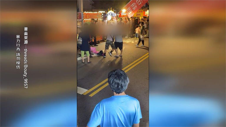 嘉義文化路夜市11日晚上爆發民眾肢體衝突。(圖/民視新聞) 嘉義文化路夜市11日晚上爆發民眾肢體衝突。(圖/民視新聞)