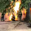 濃煙迎面而來　消防員檢查建築突爆炸