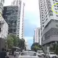 天上掉落1物　機車騎士遭砸慘了