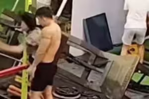 男子健身房失誤！妹子慘遭器材重砸
