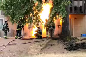 濃煙迎面而來　消防員檢查建築突爆炸