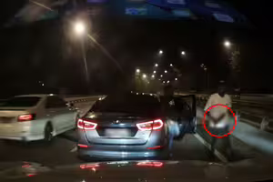 爆行車糾紛　駕駛遭攔車亮刀
