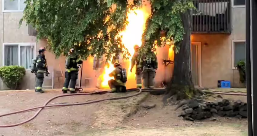 濃煙迎面而來　消防員檢查建築突爆炸