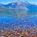 美國冰川國家公園的《麥當勞湖》，湖裡的石頭宛如七彩寶石！