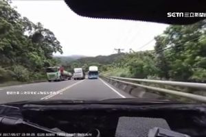 拿命開玩笑？三輛大車山路並排硬闖　不給對向車「留活路」