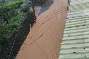 滯留鋒面及西南氣流影響，降下豪大雨，彰化縣社頭鄉山腳路泥河滾滾，請居民多加小心防範