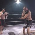 MMA比賽對手的肩膀突然脫臼，他立馬上前「順手一拉」被全場觀眾讚爆！