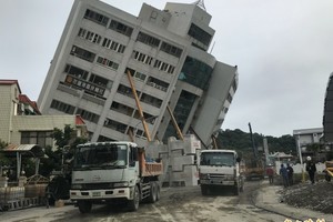   雲翠大樓現場「發現一隻小腿」急開挖搶救！卻驚見「她懷裡抱著....」搜救隊再也止不住淚水！