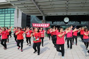 社區長輩高鐵站齊樂快閃　展現活躍老化精神