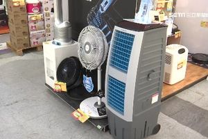 省電＋涼爽？猛吹「水冷扇」避暑降溫　網崩潰：夏季大騙局