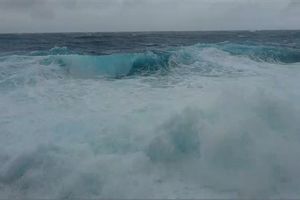 綠島海浪比人高…熱帶性低氣壓正式登陸　船班宣布停駛