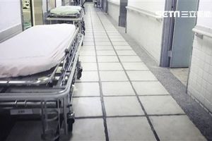 等死2小時！癌末病患沒錢住院　被醫院「丟包」到長椅