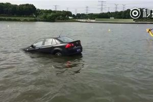 手煞車沒拉…轎車忘記自己地上跑　衝水中和龍舟拚輸贏