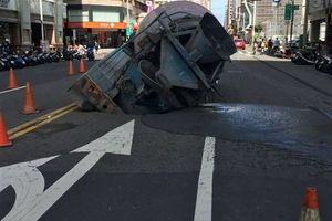 天坑吞噬水泥車？高雄沒雨路面竟塌陷⋯疑與下水道工程有關