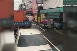 獨／效率？大馬路遇紅燈阿伯竟下車「買荔枝」　警：可開罰