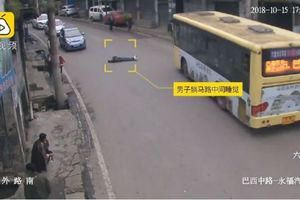 醉父拉3歲娃去「撞車」 自己躺路中央睡大覺