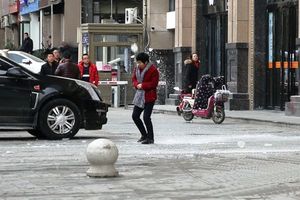 西安女子被高空冰塊砸中的瞬間，實在太嚇人了!