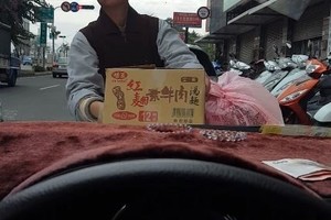 太誇張！出家人將引擎蓋當置物架？車主怒批沒禮貌！