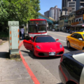 公車吻上法拉利跑車　一圖讓網友紛紛默哀