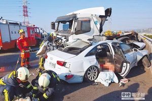 拖板車爆胎 撞死對向1家3口