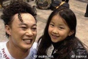 陳奕迅愛女長腿吸睛！13歲就比媽高