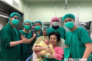 因為空姐女兒　62歲婦生子原因曝光