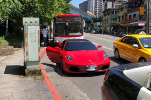 公車吻上法拉利跑車　一圖讓網友紛紛默哀