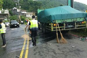 快訊／北宜車禍！機車騎士頭卡大貨車輪下　消防隊緊急救援