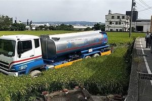 水田變油田？油罐車過彎失控直衝稻田　中油：為了要閃狗