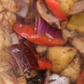 蝦米豆豉雞煲，用帶微辣又充滿的鹹香的蝦米豆豉醬來醃雞髀特別惹味，豆卜吸盡醬汁精華，令人吃個不停。