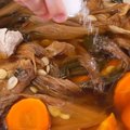 核桃芡實淮山湯核桃是常見的健腦食材，十分適合用來煲湯，營養豐富又美味。