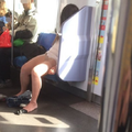 人妻「下身全..裸」搭電車　一旁乘客全驚呆