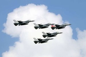 被我方F-16驅離 中國轟六嗆：立即離開、否則一切後果自負