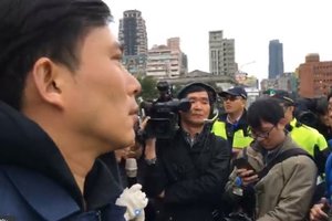 時代力量府前持續抗議 警方準備拆帳篷雙方僵持