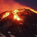 進擊的巨人與幽浮出現在智利火山 