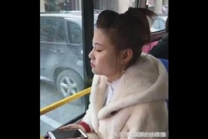 美女公交車上睡著後被陌生男子一陣狂吻，美女醒後卻這樣做！