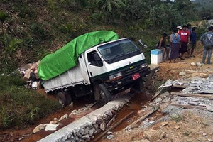 ကုန္းသို႔တက္စဥ္စက္ခၽြတ္ယြင္းၿပီး ေနာက္ျပန္လိမ့္ဆင္းခဲ့သည့္ က...