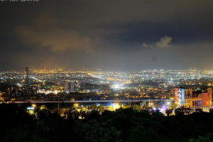 視野好又隱密的彩色貨櫃夜景咖啡餐廳去過沒？！沙鹿區欣賞台中夜景好所在！