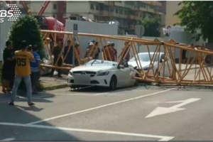 工地吊車吊臂倒塌 壓扁路邊百萬賓士車