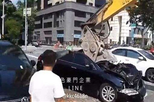 怪手狠壓毀轎車推入地基坑 原因曝光 