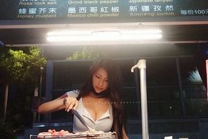 正妹打工賣牛肉 巨乳霸占半個烤台寬