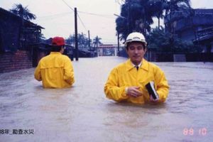 「穿雨衣泡水中」陳定南30年前勘災照曝光！網友感慨