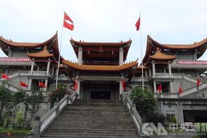 碧雲禪寺再升五星旗！明拆除違建 重機具下午進駐