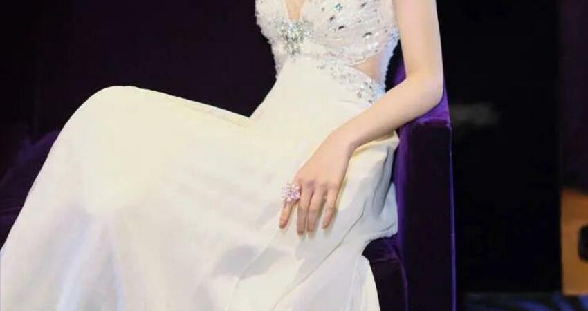 张婧仪身材好好啊！大波浪长发一字深V，港风美女果然很鲨人