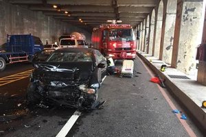 南雅明隧道2車相撞 2駕駛1死1輕傷