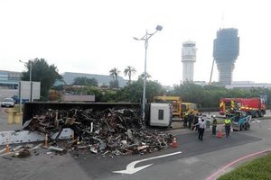 大卡車走錯路闖桃機 急轉彎翻車廢鐵散落滿地