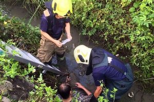 燒炭變燒車 輕生男跳入溝中降溫 