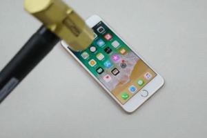 iPhone8在尖刀重錘的摧殘下屏幕和機身都碎成渣