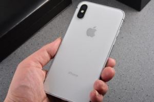 不一樣的美！信仰銀色iPhoneX上市，經典機身致敬SE